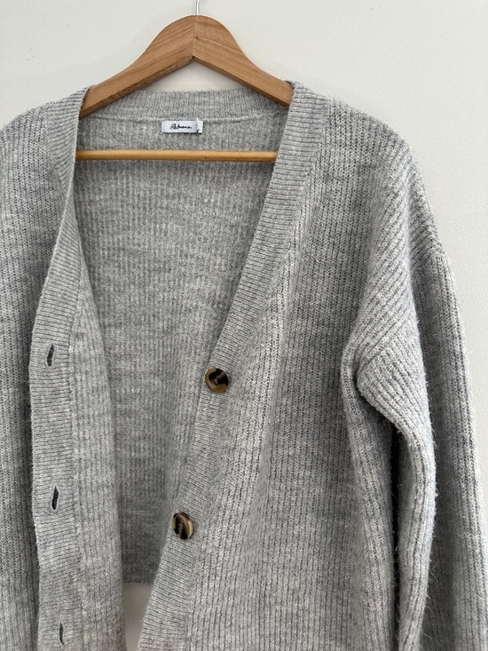 Reitmans | Women’s Medium Light Gray Long Sleeve Button Up Cardigan Cropped - Picture 3 of 5